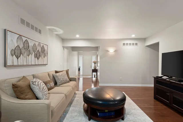 $420,000 | 5592 North Adams Way, Bloomfield Hills, MI 48302