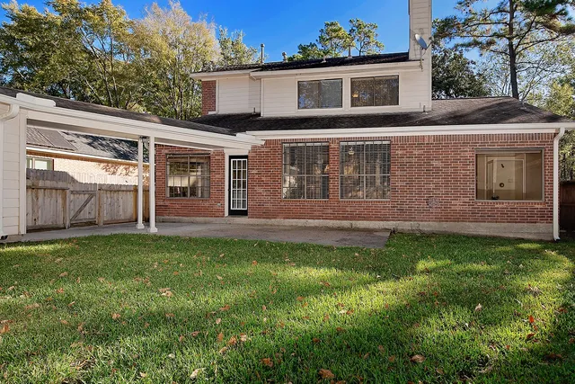 a view of a house with backyard and a garden