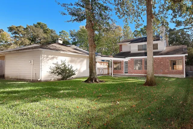 a view of a house with a yard
