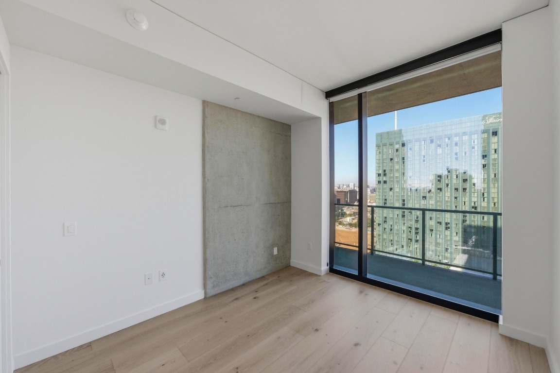 610 Davis Street, Unit 2710 Austin, TX 78701 - Photo 12 of 23 a view of a room with large window