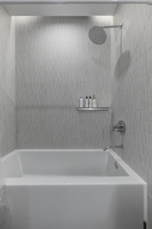 610 Davis Street, Unit 2710 Austin, TX 78701 - Photo 16 of 23 a bathroom with a bathtub