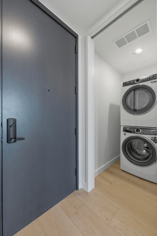 610 Davis Street, Unit 2710 Austin, TX 78701 - Photo 19 of 23 a bathroom with a sink a bathtub and a mirror