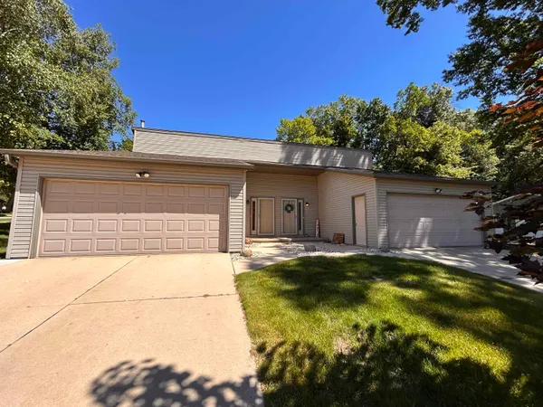 $479,900 | 2590 Cherrywood Lane, Green Bay, WI 54304