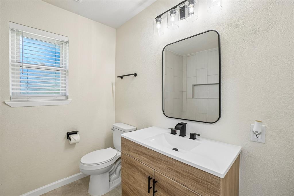 5885 Mitchell-Saxon Road Fort Worth, TX 76140 - Photo 28 of 40 Hall Bathroom