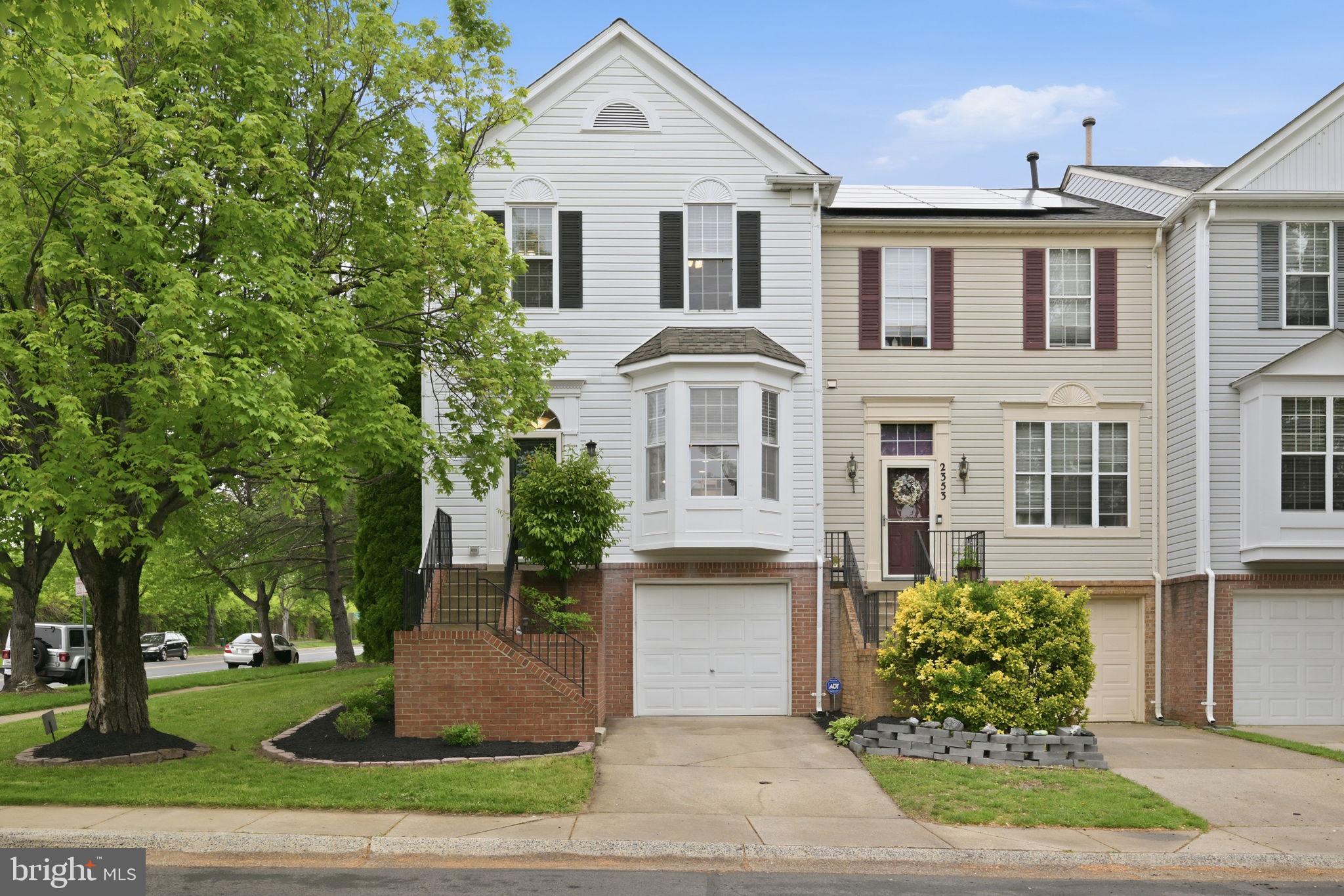 Stunning 3 bed and 3.5 bath END-UNIT townhome!