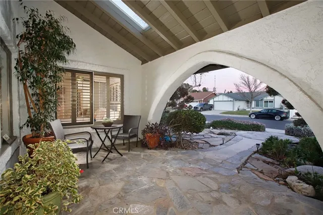a view of entryway with garden