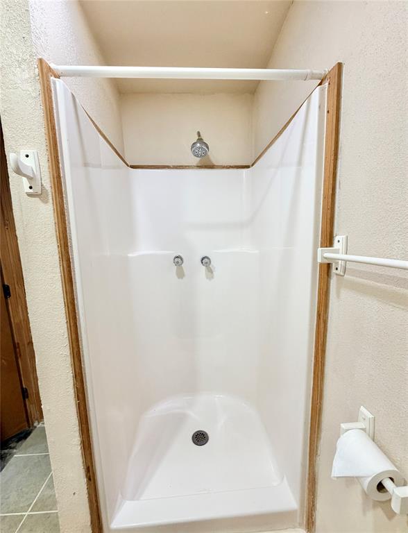 406 Locust Street Merkel, TX 79536 - Photo 40 of 40 Guest Quarters Shower