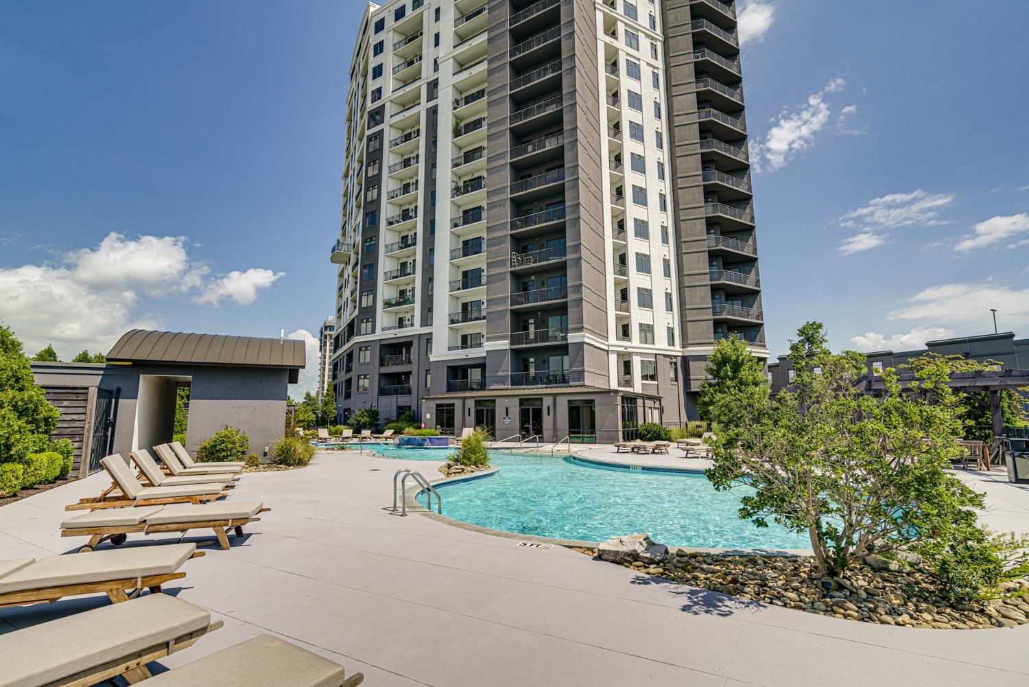 717 Riverside Drive, Unit PH2 Memphis, TN 38103 - Photo 4 of 25 a view of tall buildings and a street view