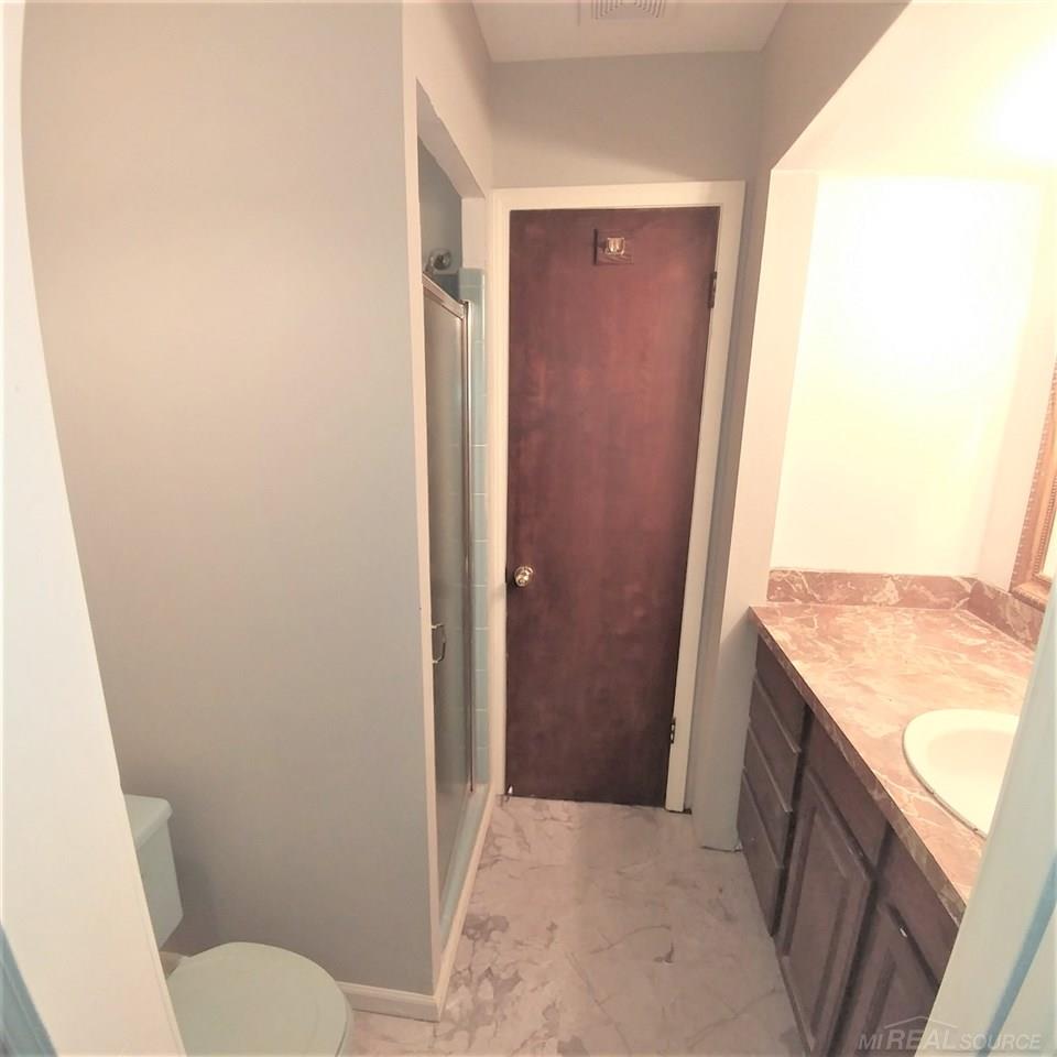 65100 Romeo Plank Road Ray, MI 48096 - Photo 22 of 23 31379567-21.JPG