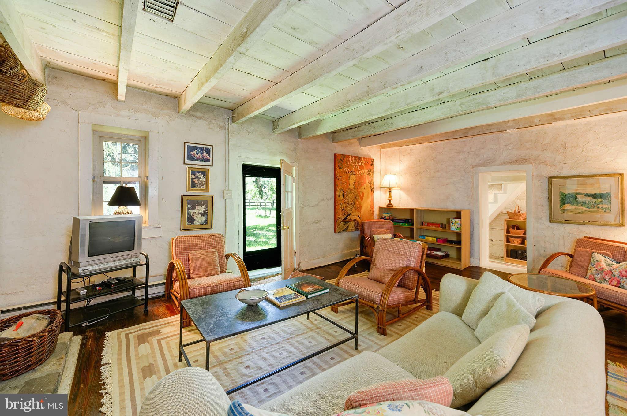 36004 Bell Road Round Hill, VA 20141 - Photo 10 of 30 Living Room