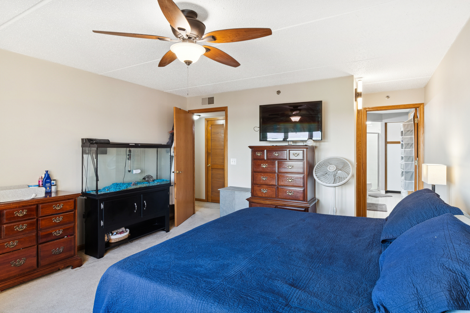 7450 North Waukegan Road, Unit 404 Niles, IL 60714 - Photo 4 of 21 a living room with furniture and a flat screen tv