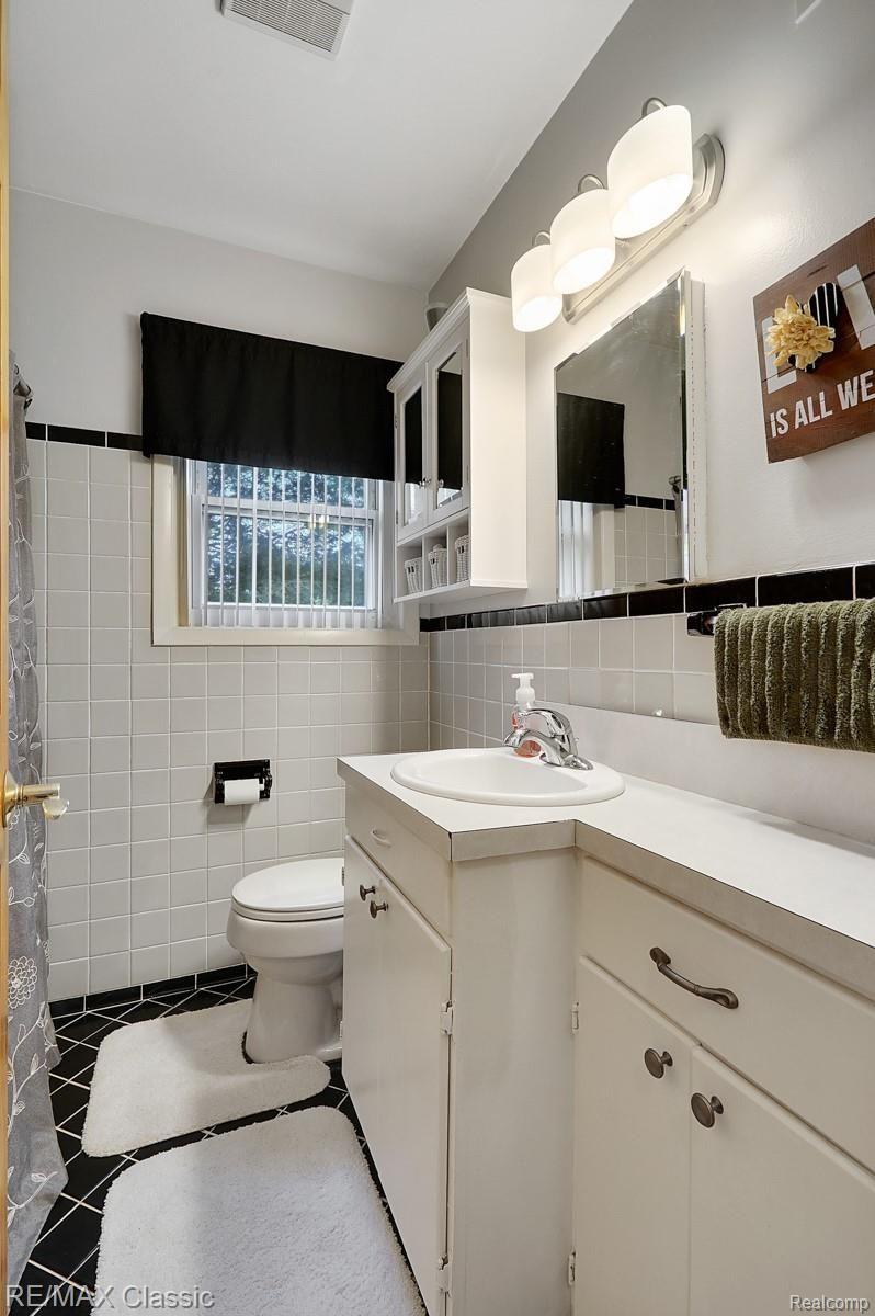 1831 South Commerce Road Walled Lake, MI 48390 - Photo 14 of 23 Main Bath with Ceramic Tile Flooring and Tub Surround