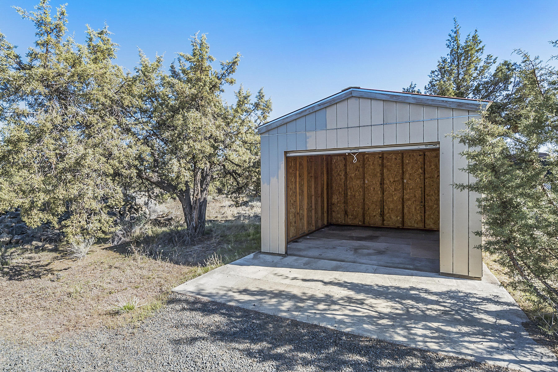 6637 Southwest Badger Road Terrebonne, OR 97760 - Photo 28 of 37 Garage