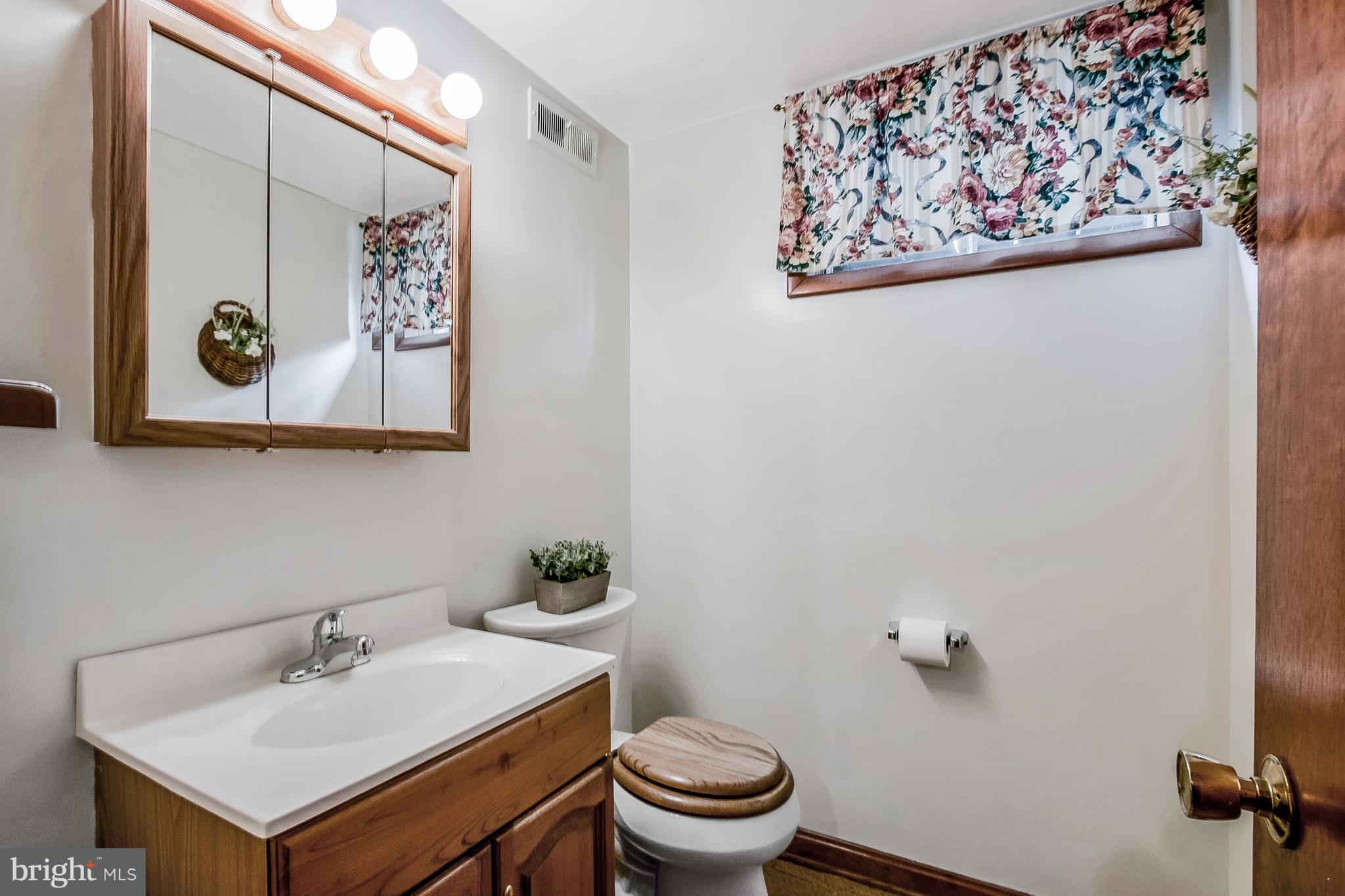 263 West Chestnut Hill Road Newark, DE 19713 - Photo 12 of 22 Powder Room