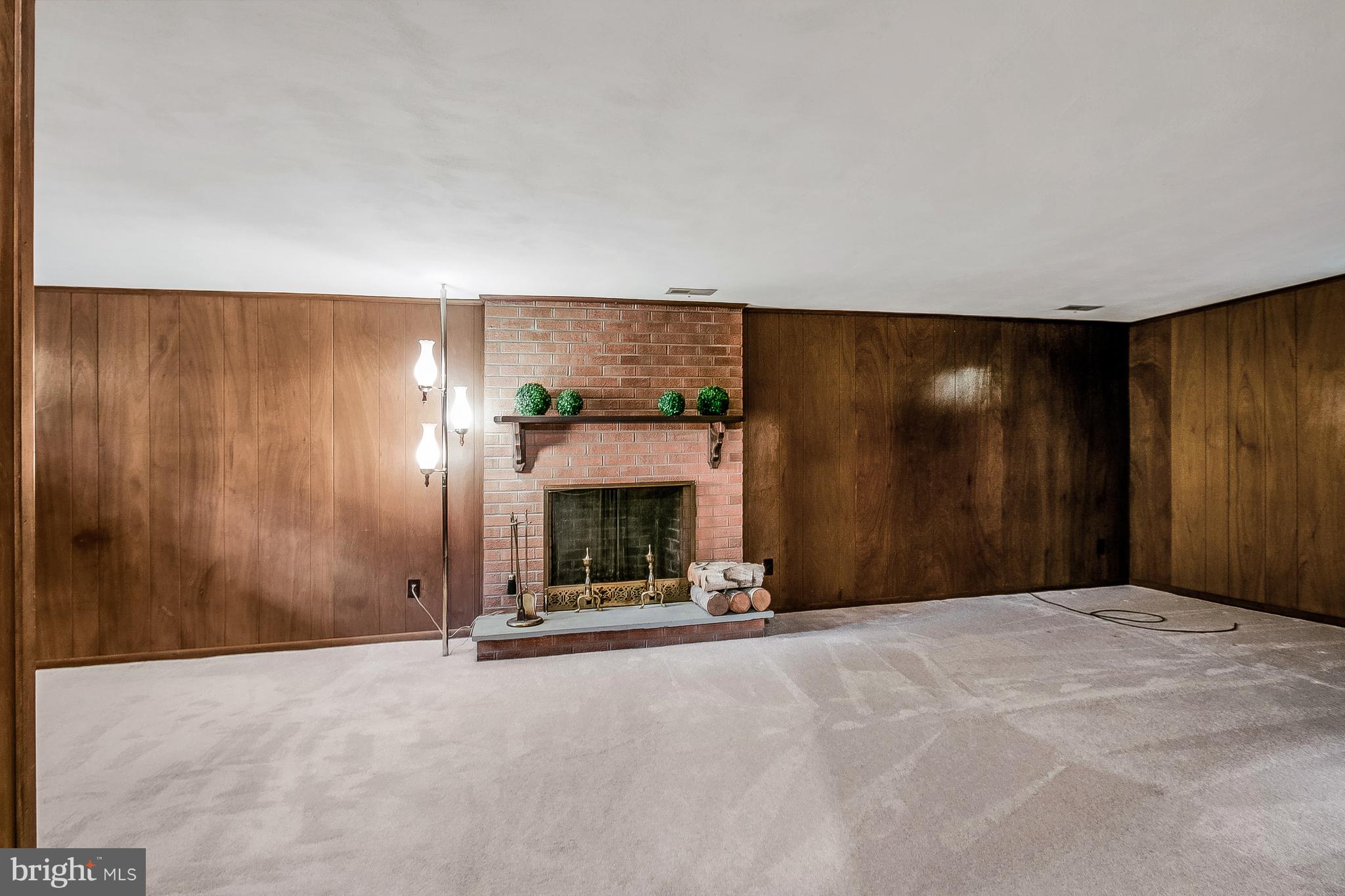 263 West Chestnut Hill Road Newark, DE 19713 - Photo 4 of 22 Family Room with Fireplace