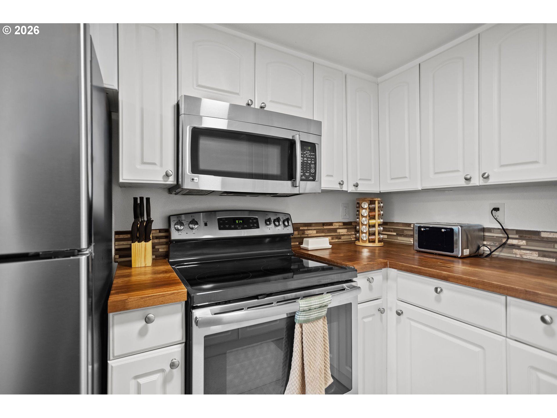 2102 Kelly Road, Unit 9 Vancouver, WA 98665 - Photo 13 of 29 a kitchen with kitchen island a sink stainless steel appliances and cabinets
