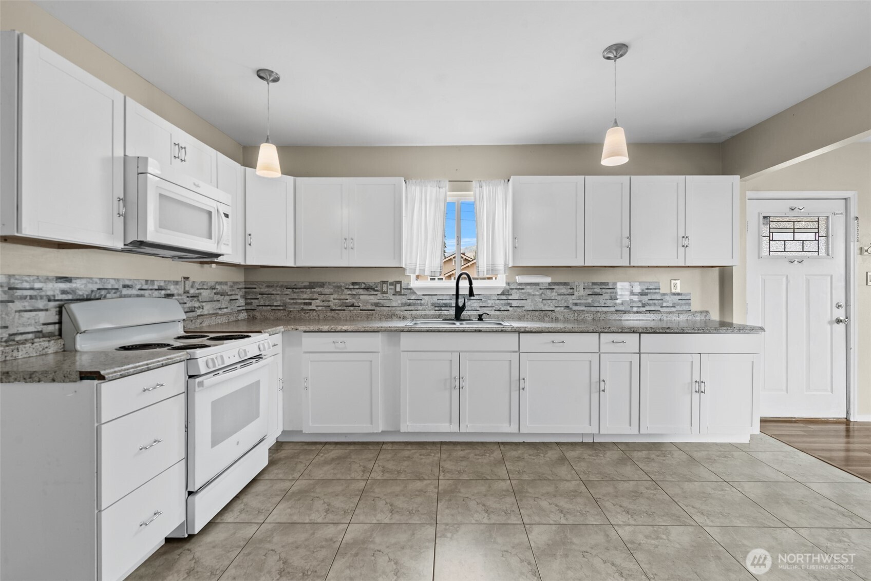 811 Cascade Street Wenatchee, WA 98801 - Photo 8 of 32