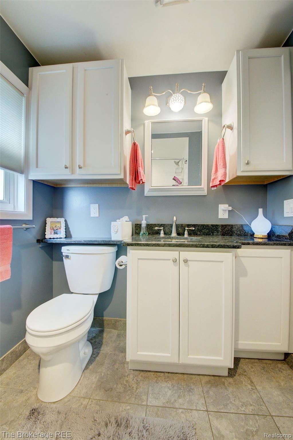 340 Thalia Avenue Rochester, MI 48307 - Photo 37 of 49 Bath3.jpg