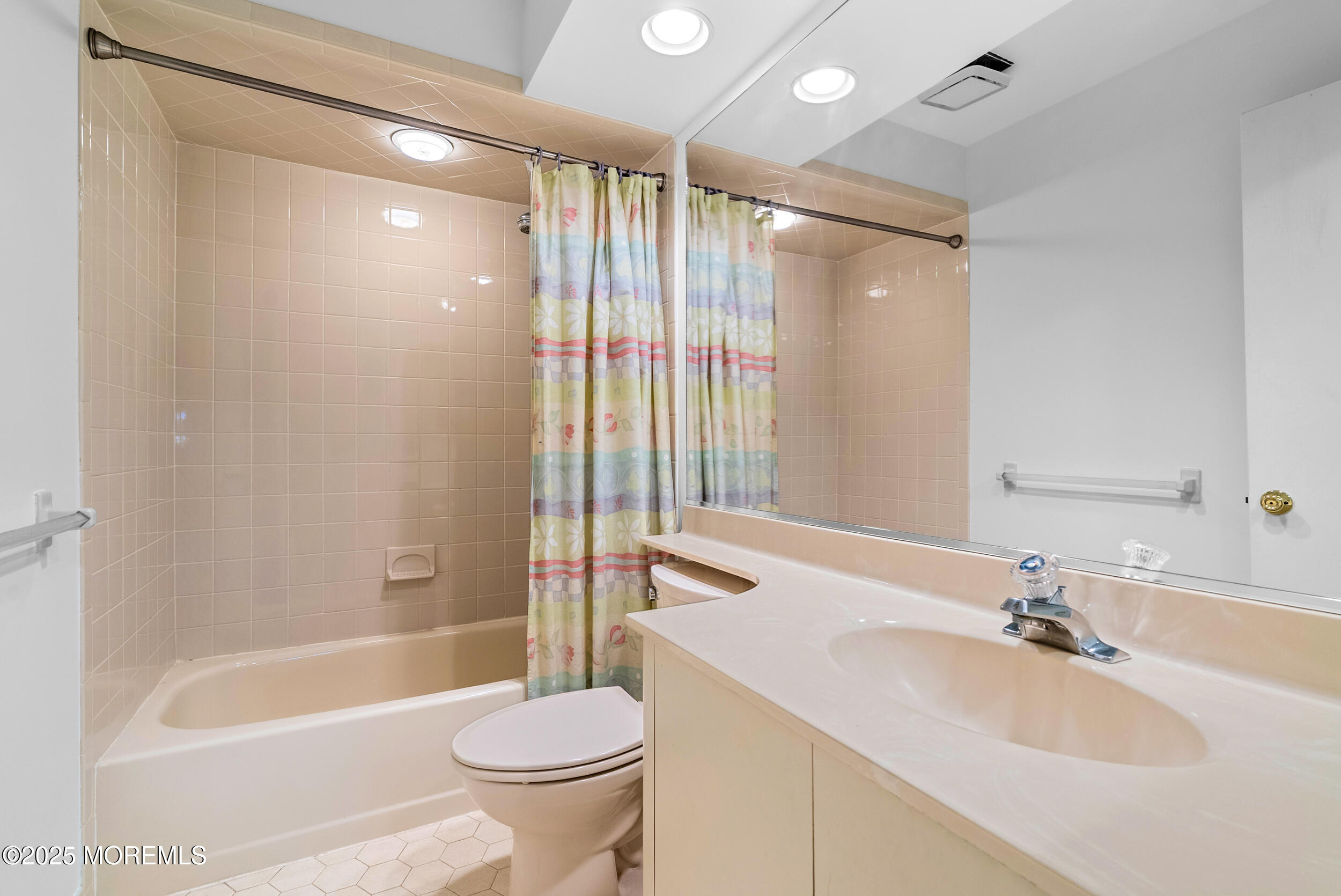 10 Oak Tree Lane Asbury Park, NJ 07712 - Photo 24 of 36 048