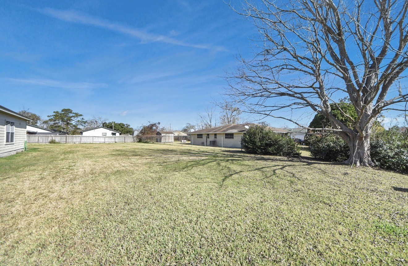 0 Boss La La Marque, TX 77568 - Photo 4 of 5 a view of pool and mountain view