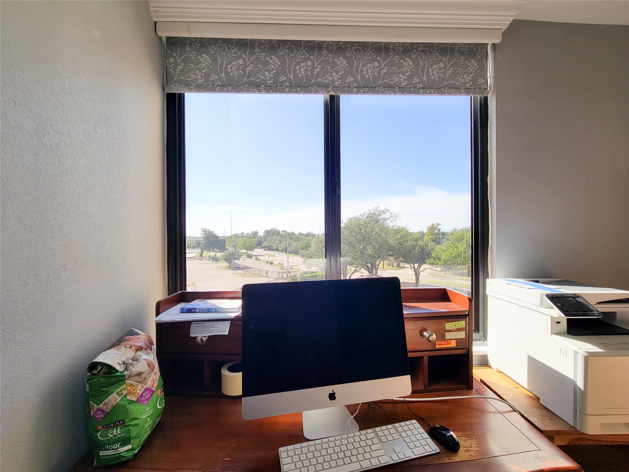 3525 Sage Road, Unit 402 Houston, TX 77056 - Photo 16 of 39 a room with furniture and a floor to ceiling window