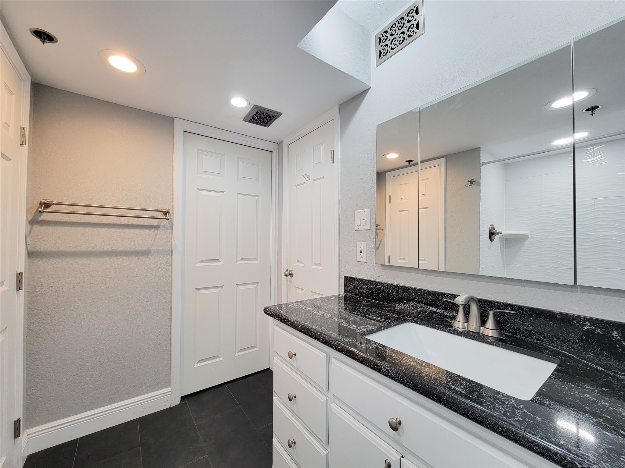 3525 Sage Road, Unit 402 Houston, TX 77056 - Photo 18 of 39 a bathroom with a granite countertop sink and a mirror