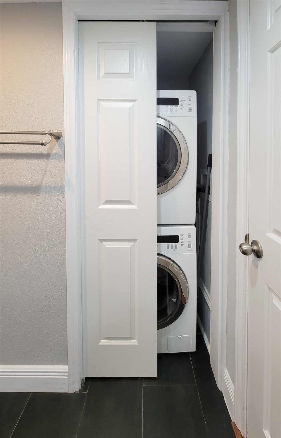 3525 Sage Road, Unit 402 Houston, TX 77056 - Photo 19 of 39 a utility room with dryer and washer