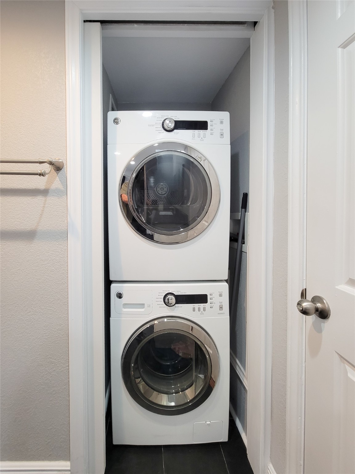3525 Sage Road, Unit 402 Houston, TX 77056 - Photo 20 of 39 a utility room with dryer and washer