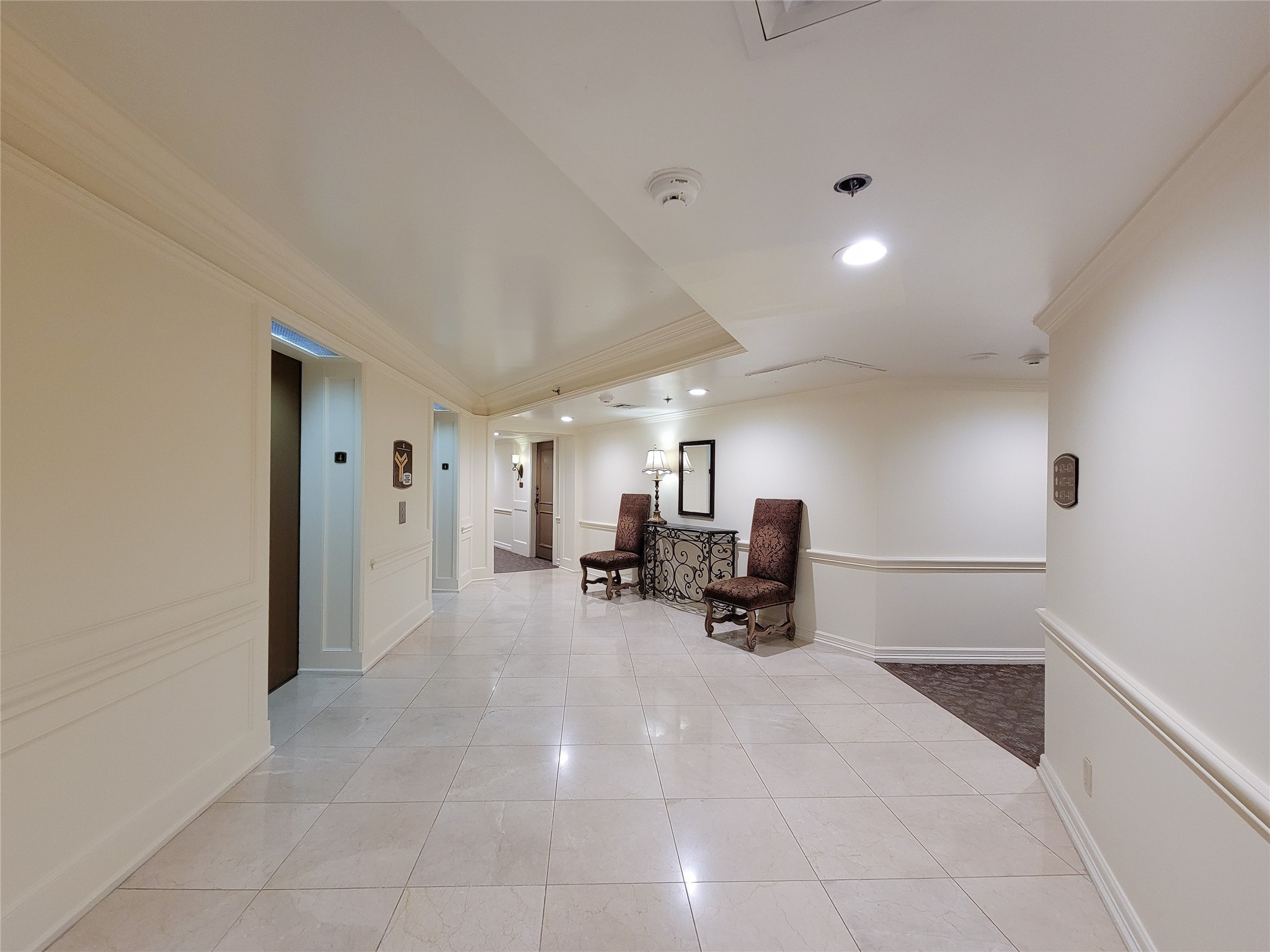 3525 Sage Road, Unit 402 Houston, TX 77056 - Photo 21 of 39 a view of living room filled with furniture and tv
