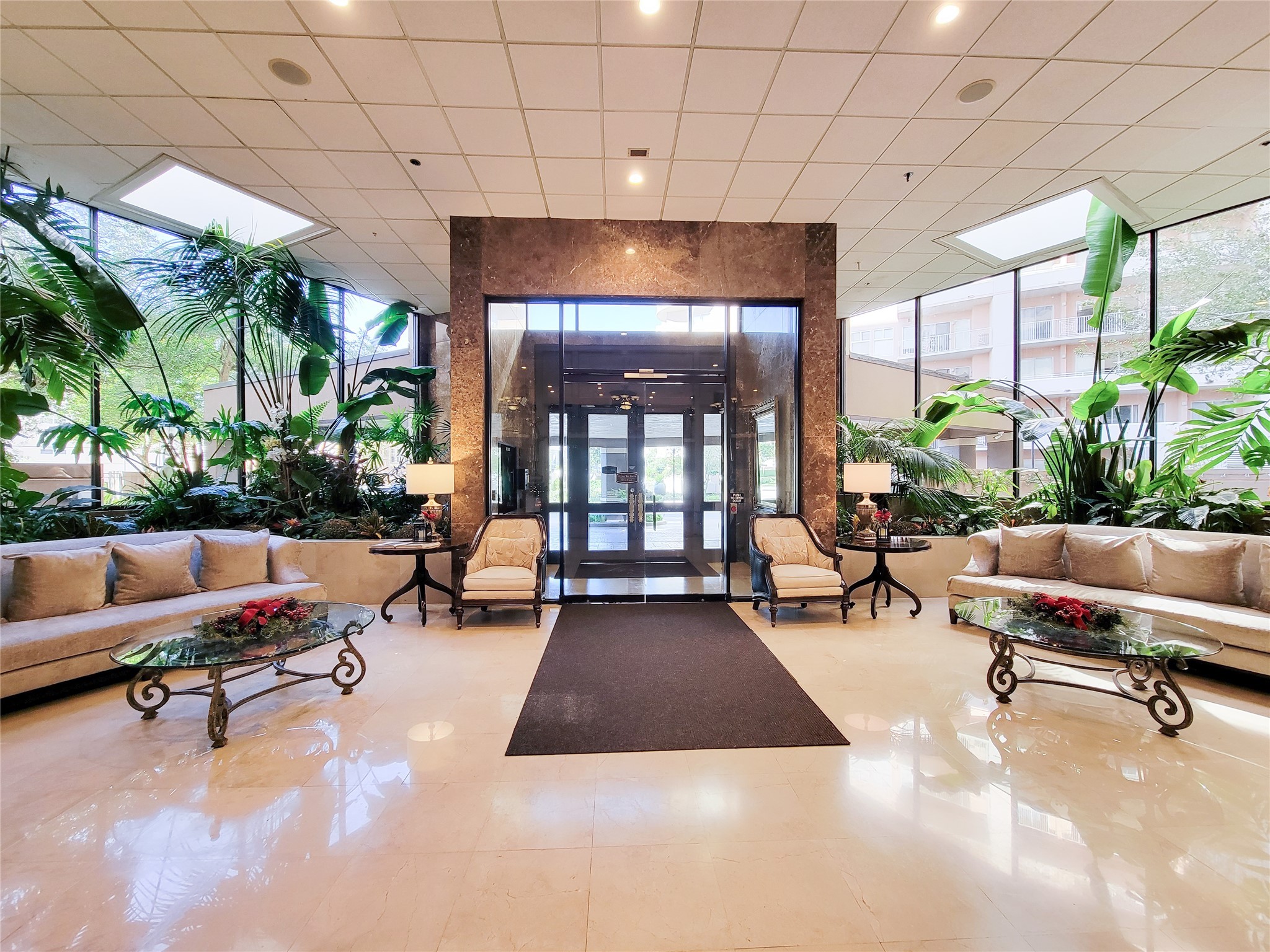 3525 Sage Road, Unit 402 Houston, TX 77056 - Photo 29 of 39 a living room with patio furniture and a potted plant