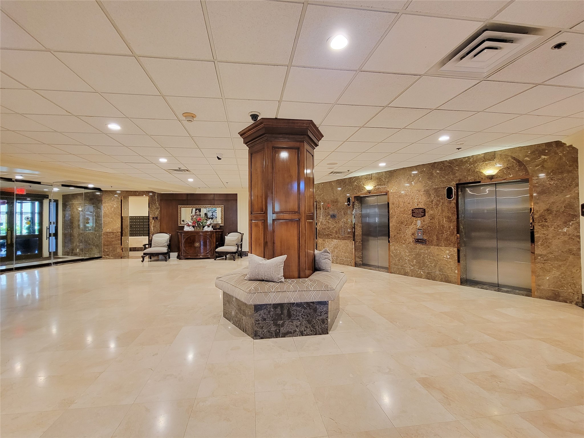 3525 Sage Road, Unit 402 Houston, TX 77056 - Photo 30 of 39 a large hall with a large tub and chandelier