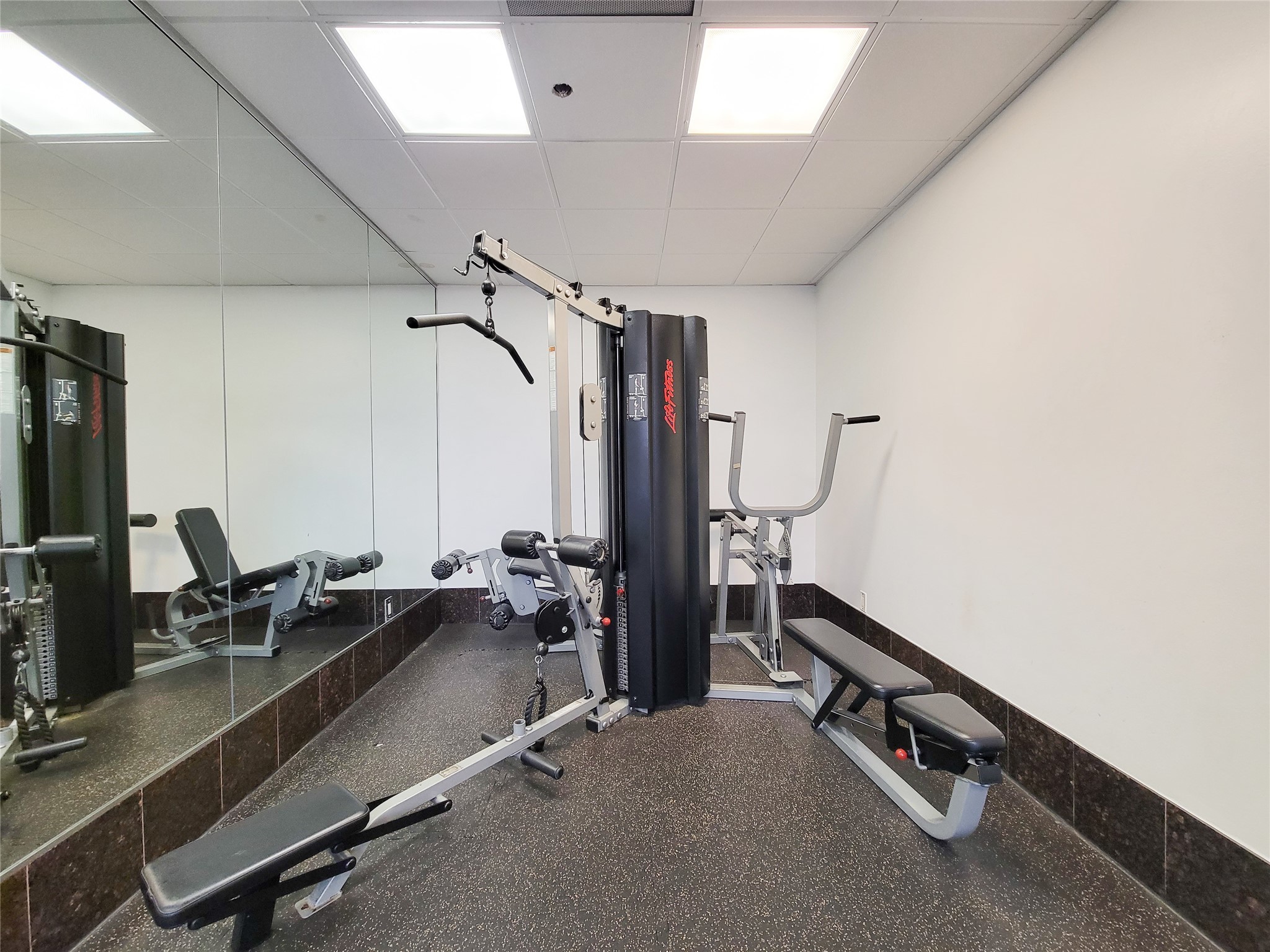 3525 Sage Road, Unit 402 Houston, TX 77056 - Photo 38 of 39 a room with gym equipment