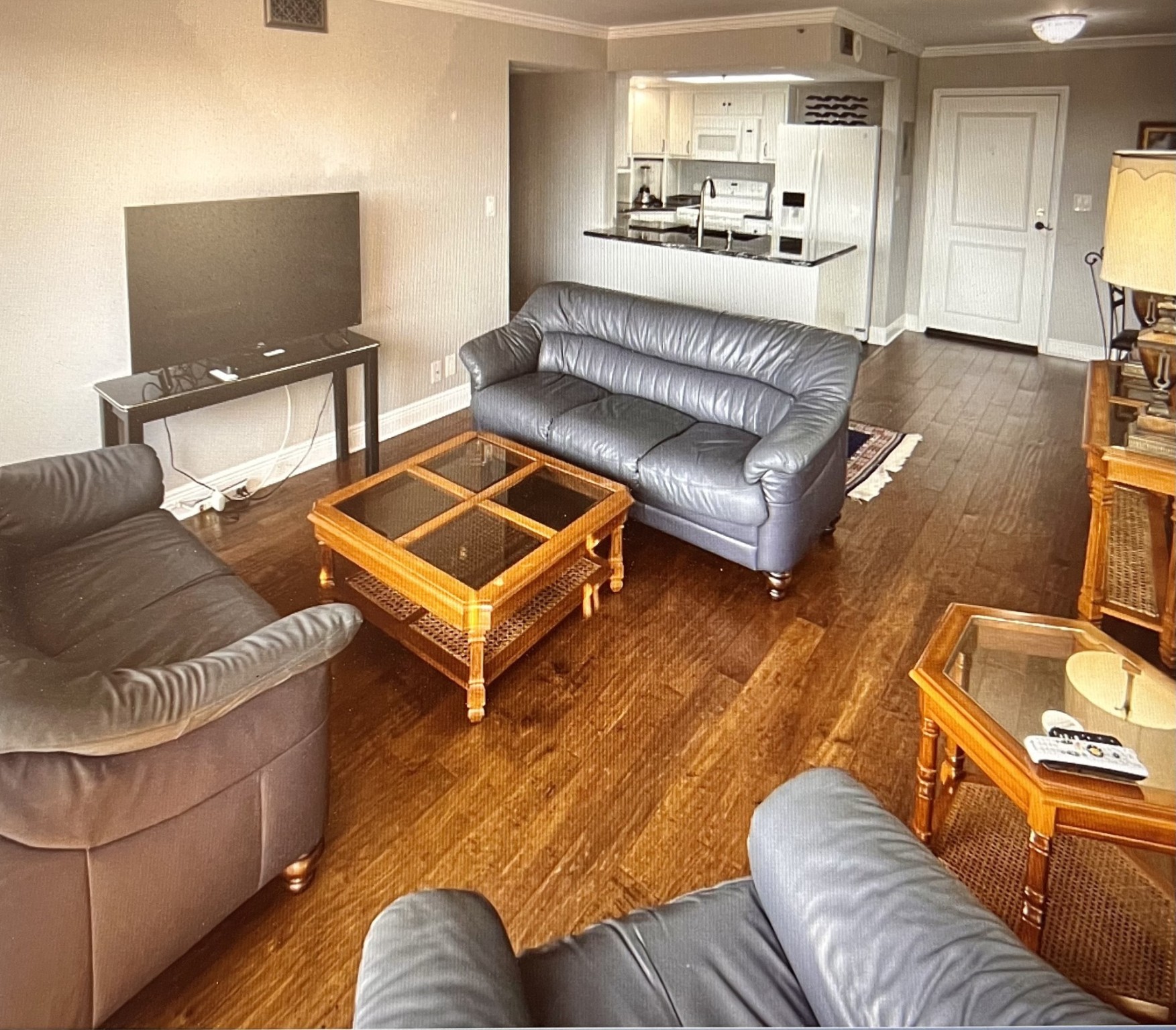 3525 Sage Road, Unit 402 Houston, TX 77056 - Photo 9 of 39 a living room with furniture and a flat screen tv