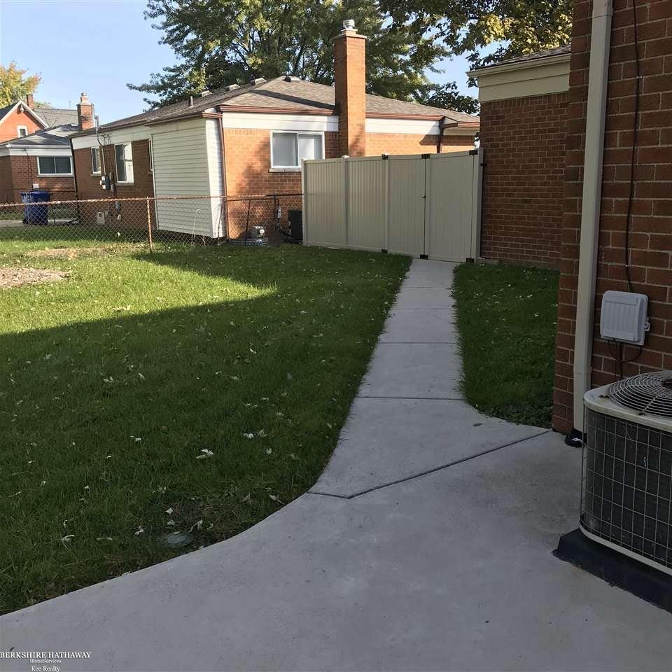 32015 Schoenherr Road Warren, MI 48088 - Photo 17 of 17 31363858-16.JPG