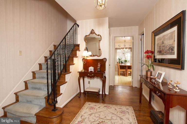 1173 Old Stable Road McLean, VA 22102 - Photo 2 of 27 Entrance / Foyer