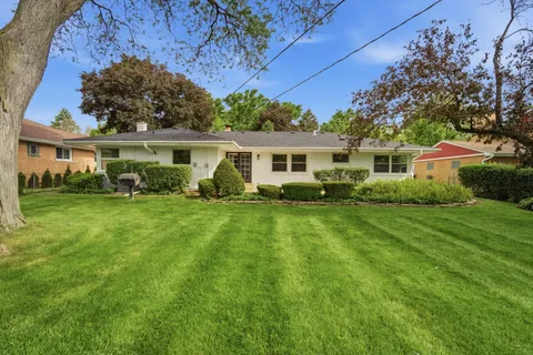 $750,000 | 3 West Berkshire Lane, Mount Prospect, IL 60056