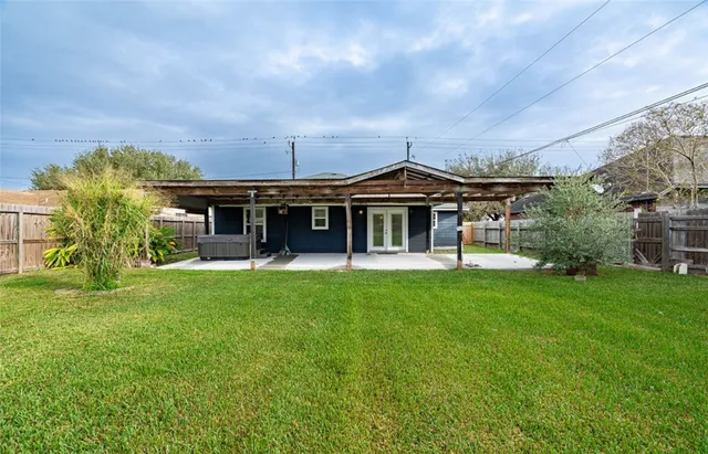 a view of a house with a backyard