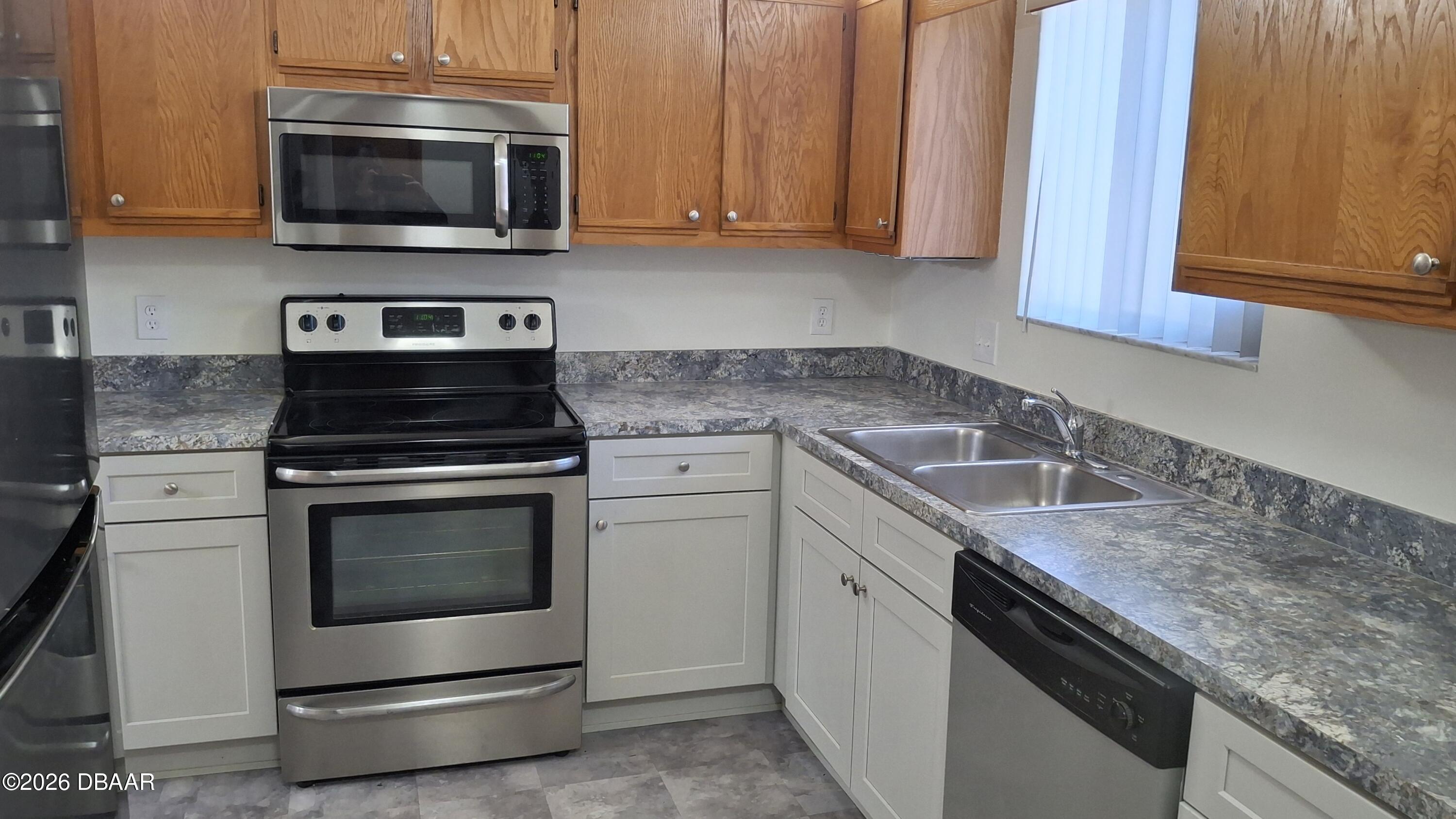 1302 Deer Springs Road Port Orange, FL 32129 - Photo 16 of 43 Kitchen