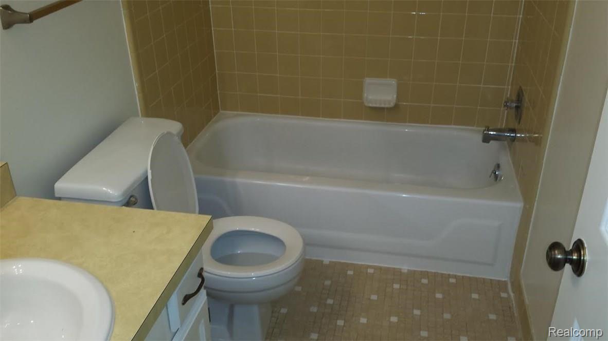 1875 Allenway Court, Unit 93 Rochester, MI 48309 - Photo 12 of 19 Bath.jpg