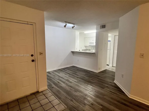 $2,000 | 2871 North Oakland Forest Drive, Unit 113, Oakland Park, FL 33309