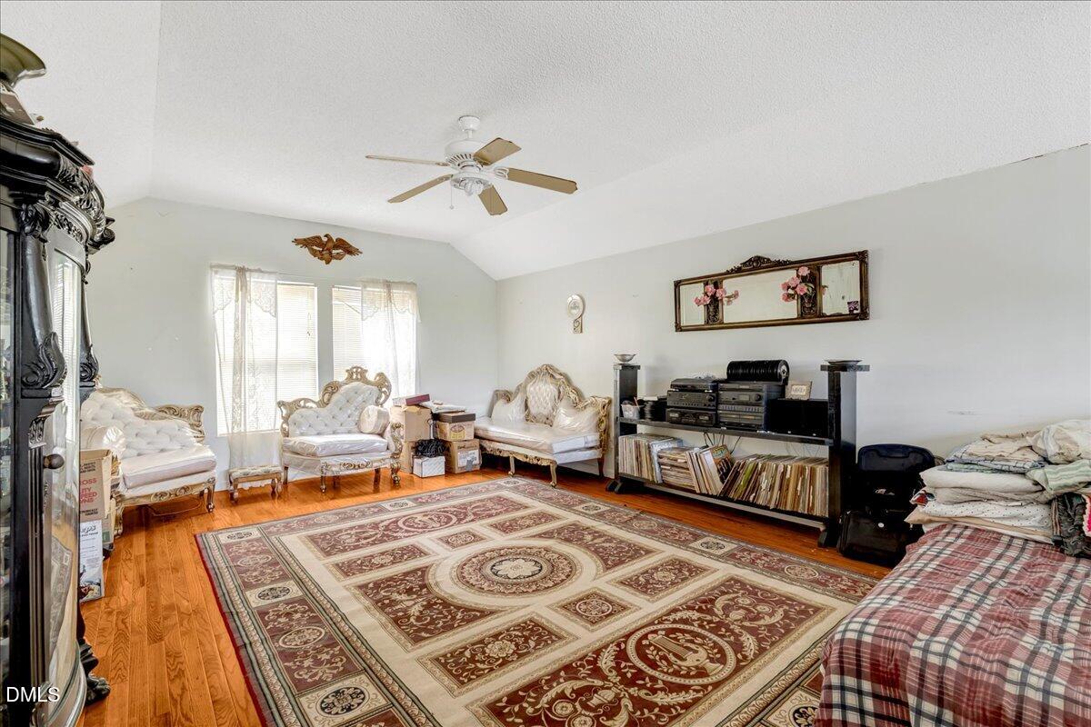 656 No Bottom Road Warrenton, NC 27589 - Photo 22 of 26 a living room with furniture
