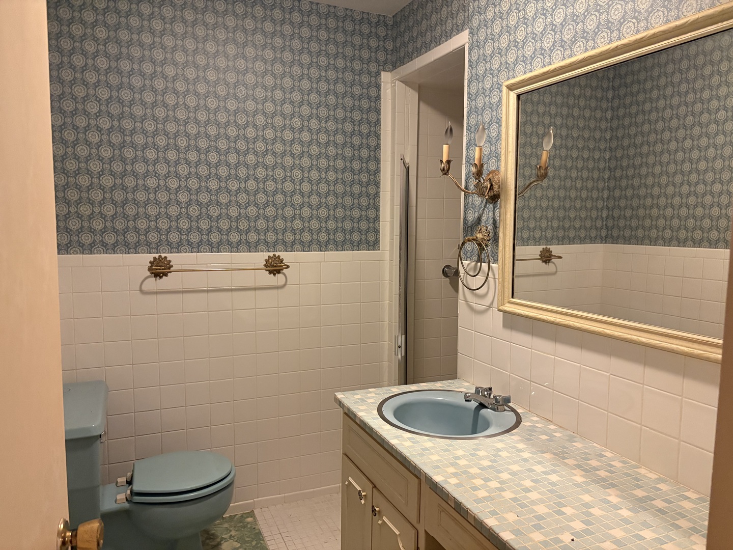 3917 Country Club Road Carbondale, IL 62901 - Photo 22 of 32 a bathroom with a granite countertop toilet a sink and bathtub