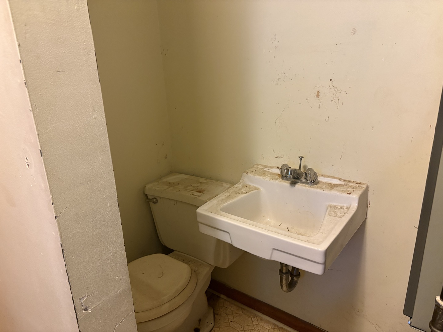 3917 Country Club Road Carbondale, IL 62901 - Photo 24 of 32 a bathroom with a sink a toilet and a mirror