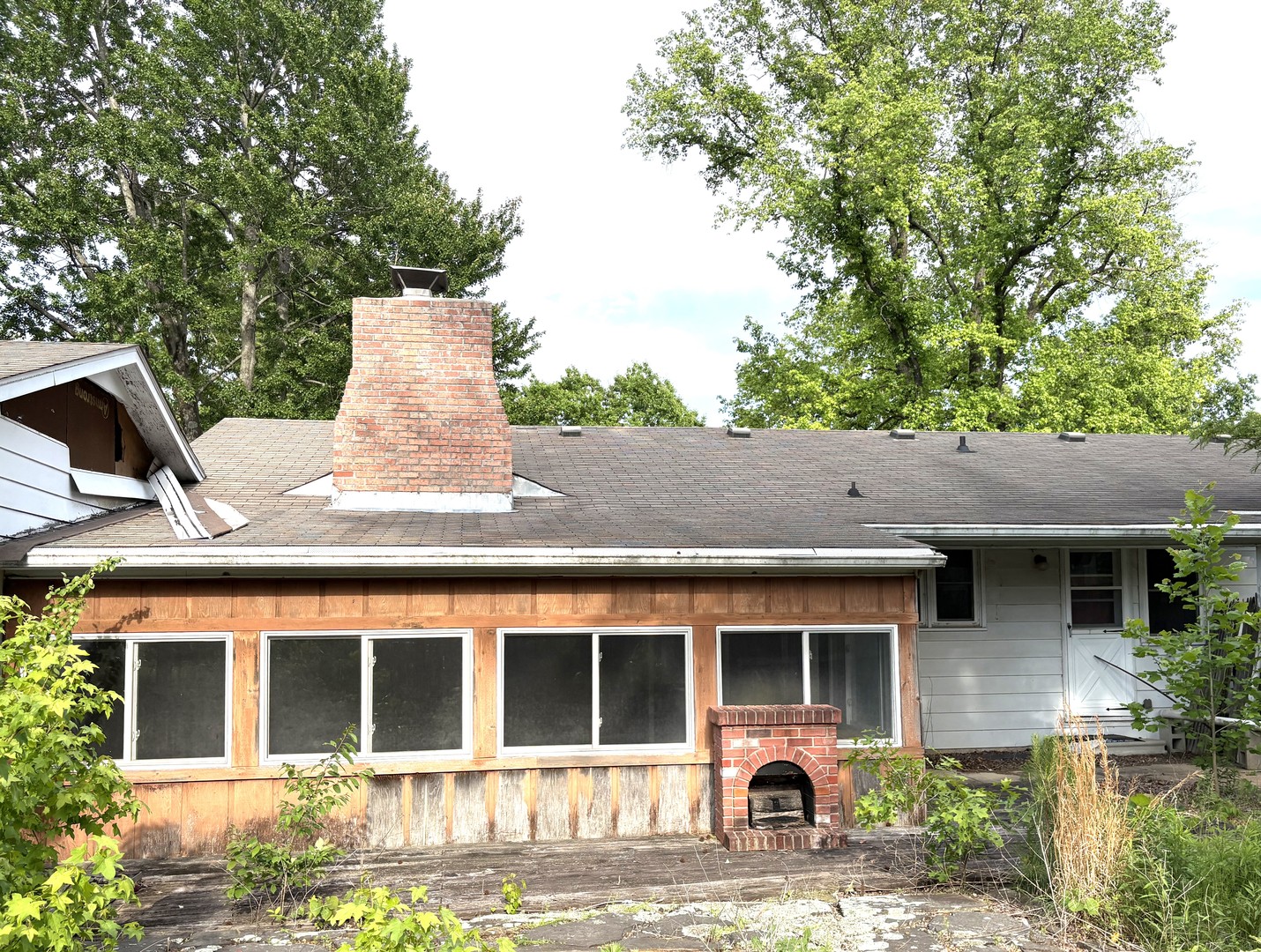 3917 Country Club Road Carbondale, IL 62901 - Photo 3 of 32 a view of house with backyard space and balcony