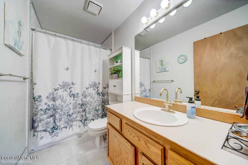8811 North Davis Circle Hayden, ID 83835 - Photo 15 of 31 Bathroom