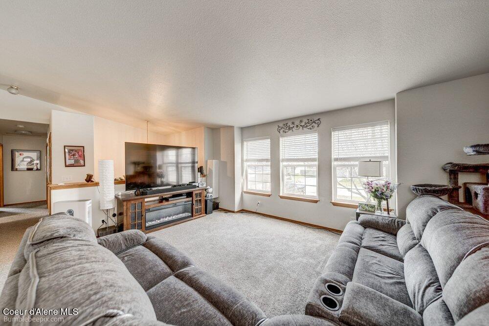 8811 North Davis Circle Hayden, ID 83835 - Photo 4 of 31 Living Room