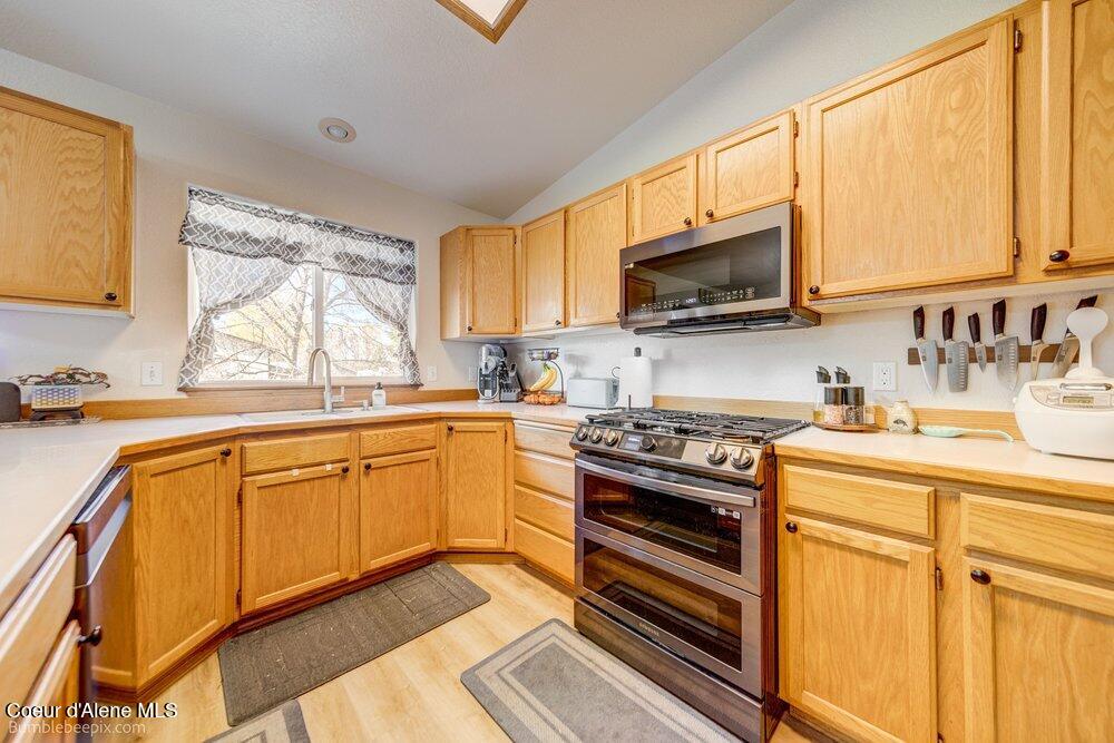 8811 North Davis Circle Hayden, ID 83835 - Photo 7 of 31 Kitchen