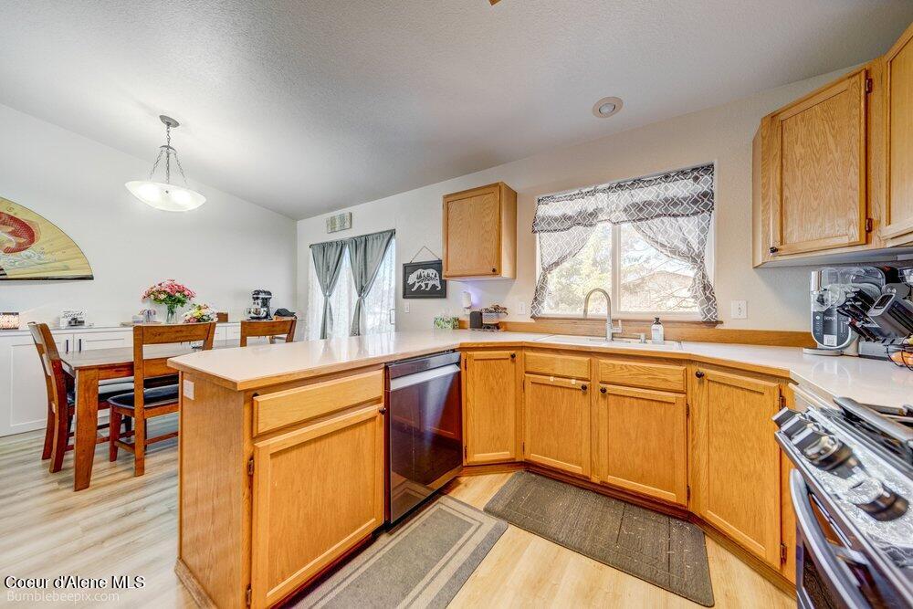 8811 North Davis Circle Hayden, ID 83835 - Photo 8 of 31 Kitchen