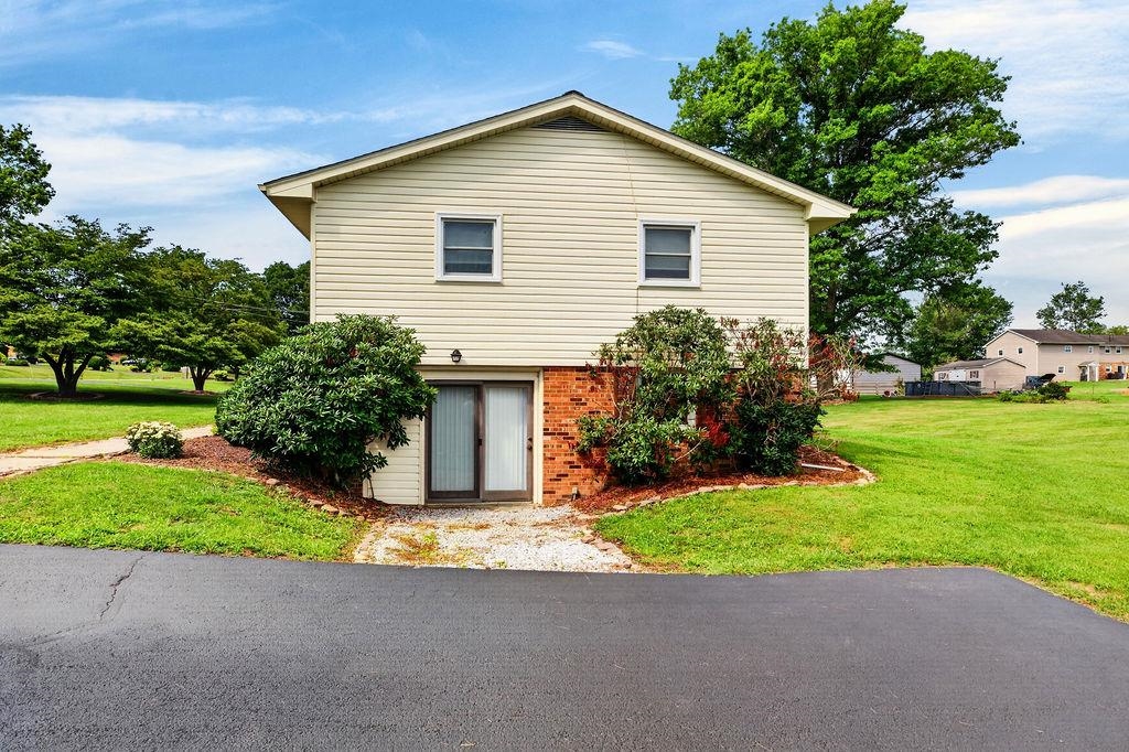 960 Cattle Scales Road Waynesboro, VA 22980 - Photo 4 of 58