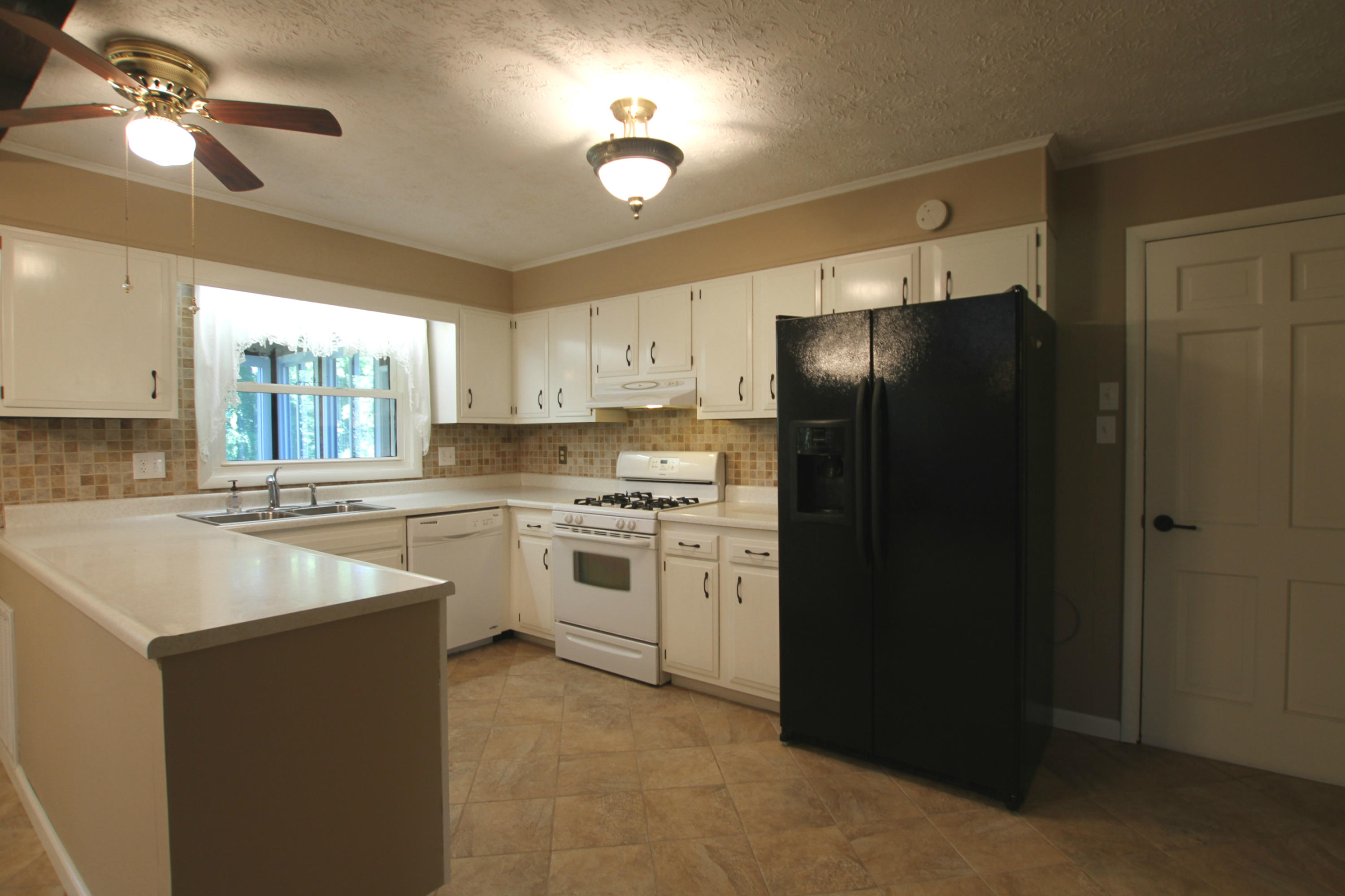 204 Geronimo Road Knoxville, TN 37934 - Photo 9 of 25 Kitchen